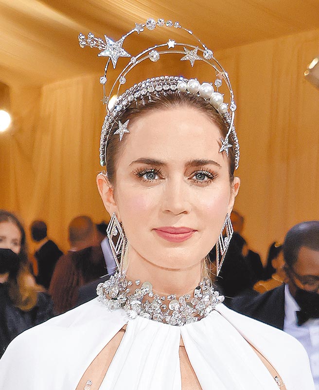 女星艾蜜莉布朗使用香緹卡產品出席MET GALA。（香緹卡提供）