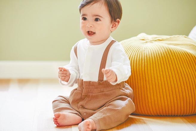 「GU baby」系列推出新生兒包屁衣，1件即能完成造型，590元。（GU提供）