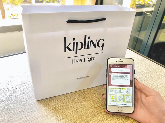比利時品牌Kipling響應政府振興券，滿足報復性買包慾望，即起至9月30日止，凡於Kipling Taiwan LINE官方帳號預約登記，即可參加抽獎，有機會把5000抵用券搶到手。（Kipling提供）