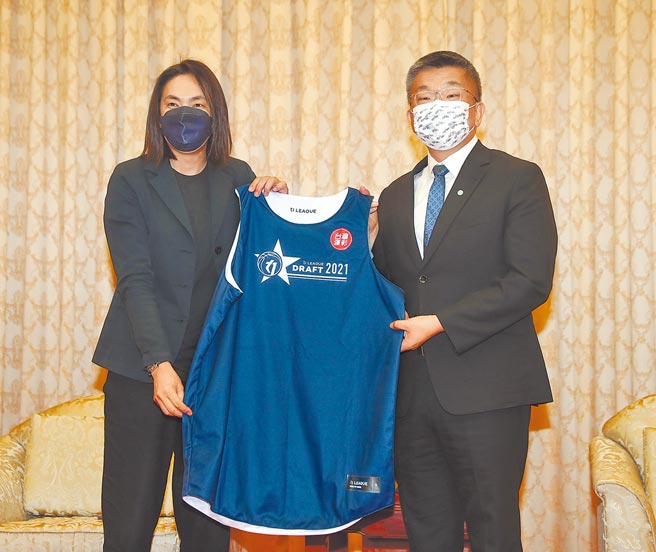 T1職籃聯盟會長錢薇娟（左）22日赴立法院拜訪立法院副院長、中華職棒聯盟會長蔡其昌（右），錢薇娟贈送球衣給蔡其昌。（劉宗龍攝）