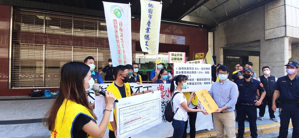 農水署企業工會今天赴勞動部抗議要求應盡速要求農水署展開協商。（林良齊攝）