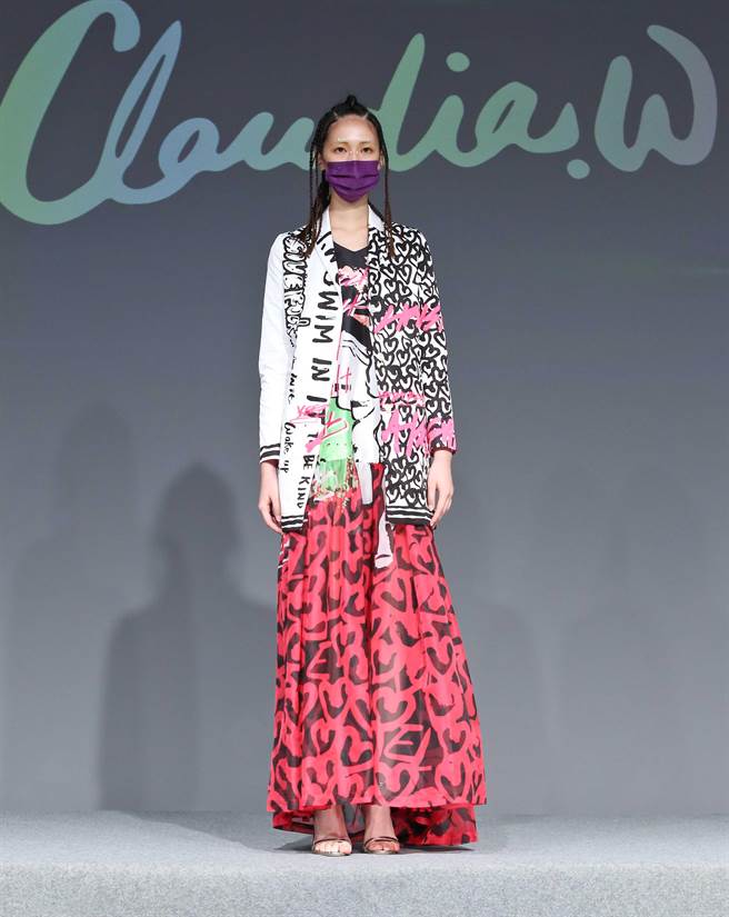 图二：伊林模特蔡筠絜身穿王子欣Claudia Wang新系列服饰，丰富大胆的色彩、独特的印花图样等为特色。（陈俊吉摄）