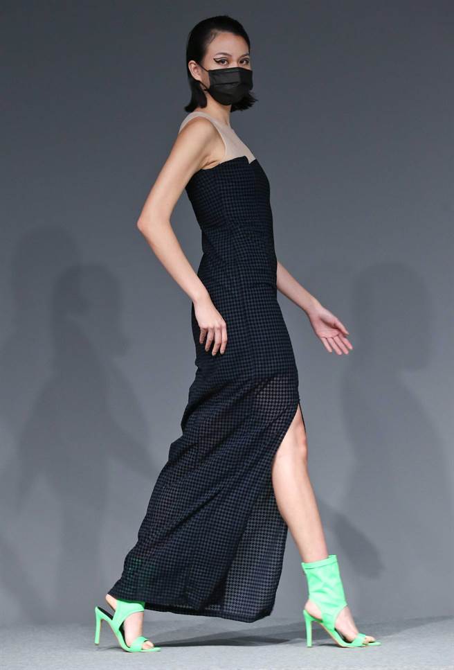 图三：伊林模特练以婷着汪俐伶Wangliling新系列服饰，出席臺北时装周展前记者会。（陈俊吉摄）