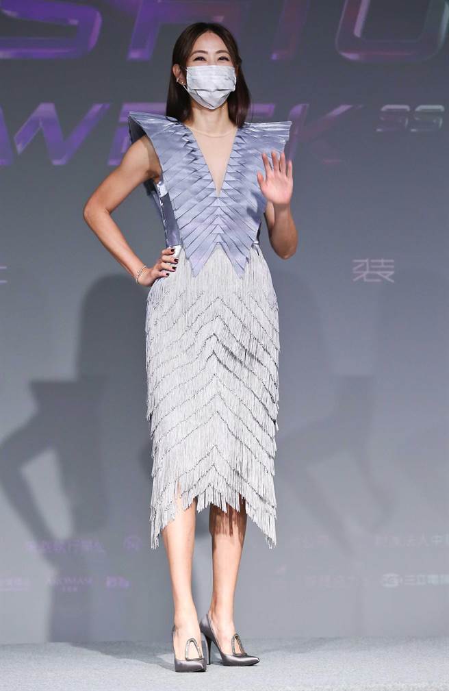 图四：贾永婕身穿汪俐伶Wangliling打造的洋装，上身刚硬下身柔软的样貌，呈现出现代女性特质深受她喜爱。（陈俊吉摄）