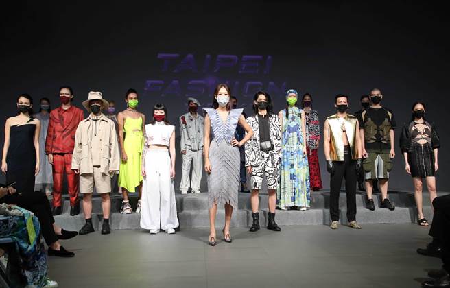 图六：2021臺北时装周SS22展前记者会，艺人贾永婕(中)与模特儿合照。（陈俊吉摄）