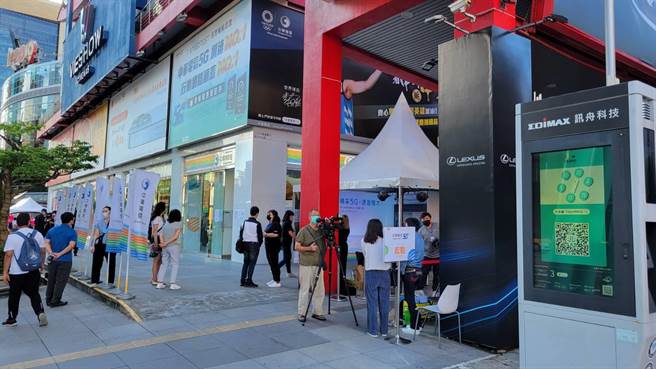 中华电信威秀门市iPhone 13开卖现场。（黄琮渊摄）