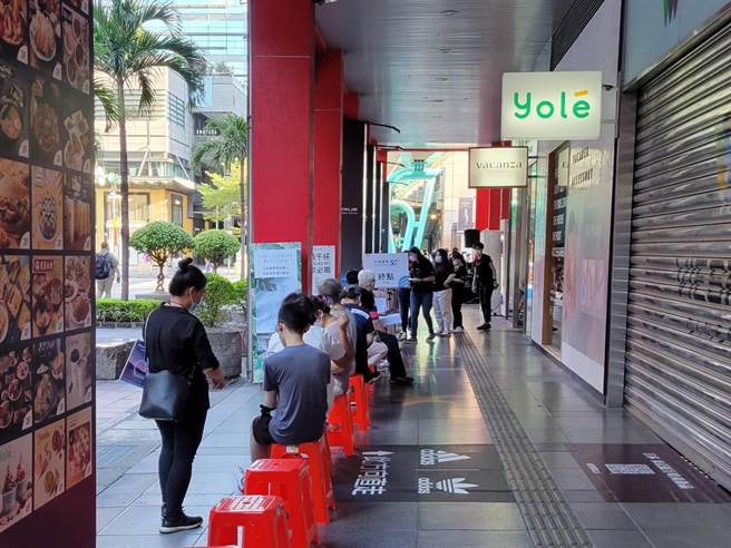 蘋果iPhone 13新機今天開賣，圖為現場排隊情況。（黃琮淵攝）