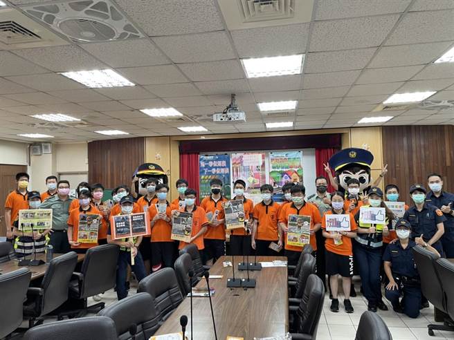 大安分局派交通智囊團到校園開班授課，宣導防禦駕駛觀念。（翻攝照片／林郁平台北傳真）