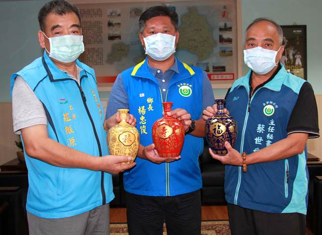 金门金寧乡公所委托全台唯一「官窑」县陶瓷厂制作「福禄寿」系列纪念酒。（金寧乡公所提供）