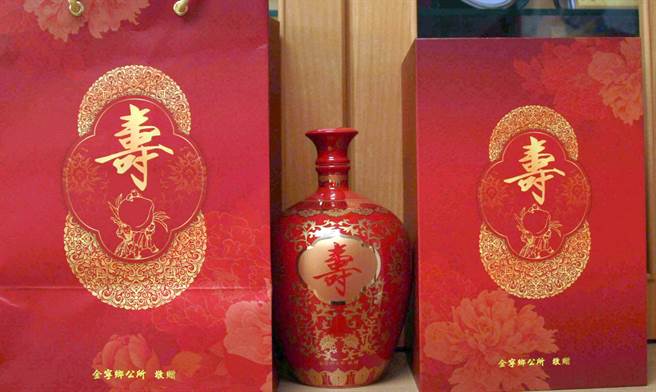 今年「寿」字敬老酒出窑，精致外观洋溢喜气。（金寧乡公所提供）