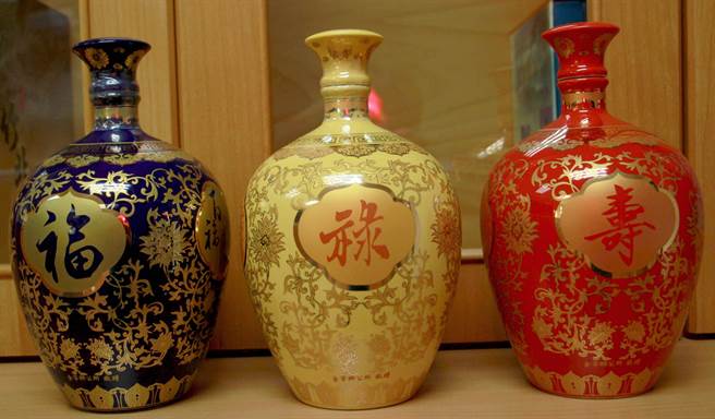 金门金寧乡公所委托全台唯一「官窑」县陶瓷厂制作「福禄寿」系列纪念酒，相当具有收藏价值。（金寧乡公所提供）