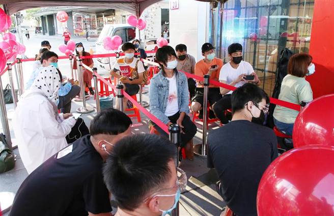 iPhone 13新机今开卖，吸引排队人潮。（图／赵双杰摄）