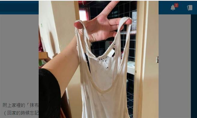 原PO还加码贴出家里的抹布，是爸爸穿好几年真的不能穿的吊嘎。（图／翻摄自Dcard） 