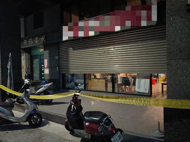 1岁江姓男子在友人庆生会上与34岁潘男玩骰盅吹牛，在半夜4点多时疑似不满游戏结果，江南竟拿出预藏折迭刀朝对方胸口刺进，警方今早已将涉案2人逮捕到案。（警方提供）