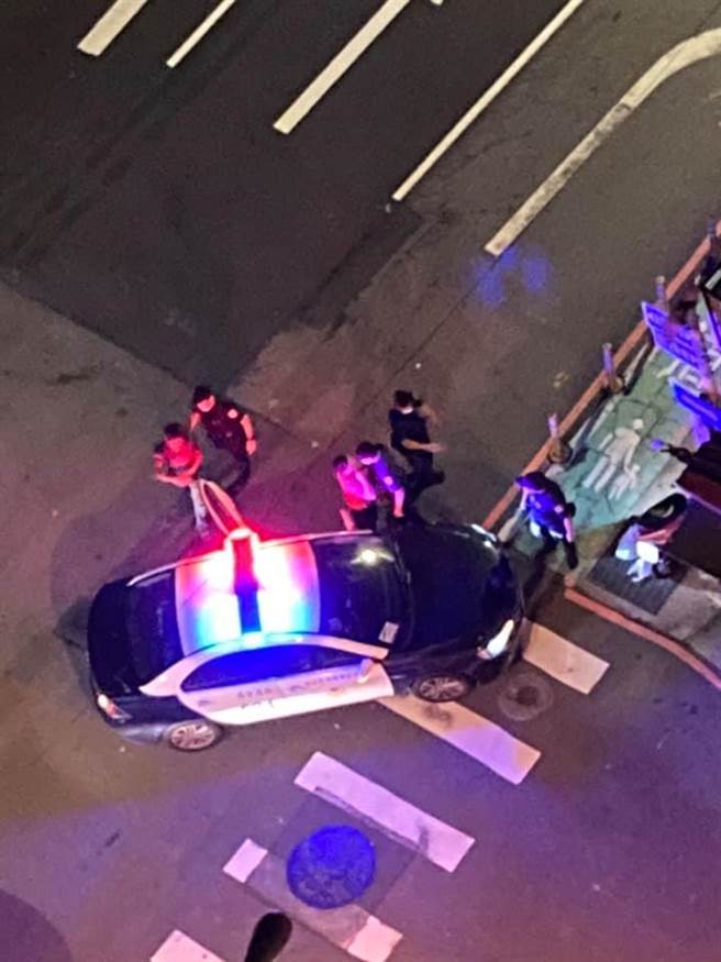 双方当街上演全武行，警方获报到场，儘管双方互不提告，警讯后仍依违反《社会秩序维护法》法办。（翻摄自脸书）