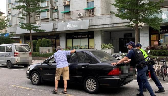 保大员警发现路中央有抛锚车，立刻协助驾驶推车至路边。（翻摄照片／林郁平台北传真）