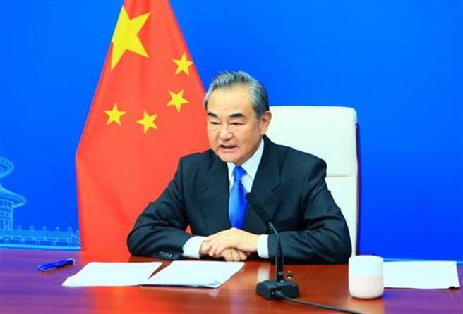 王毅视讯会见联合国大会主席沙希德，盼为中小国多做实事好事。（中国外交部网站）