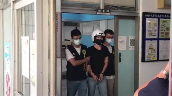 胡嫌（中）自知难逃法网，携枪至刑事警察大队投案。（读者提供／刘秀芬台南传真）