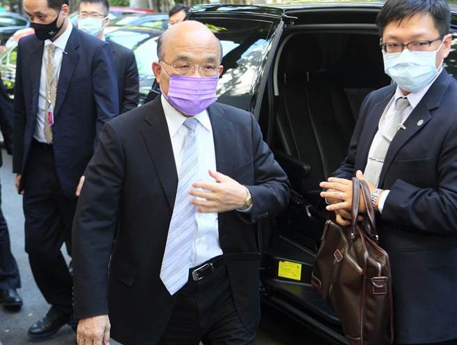 行政院24日一早应立法院国民党团要求，将「国籍航空机组员隔离『3＋11』决策过程专案报告」的补充报告送到立法院，行政院长苏贞昌（中）在报告中表示，「对于每一条宝贵生命的消逝，我都深感遗憾与抱歉」。（张铠乙摄）