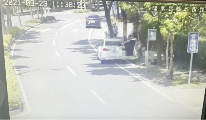 陈姓男子在宜兰地检署出完庭要离去时，竟在地检署门口遭人埋伏痛殴受伤。（警方提供／胡健森宜兰传真）