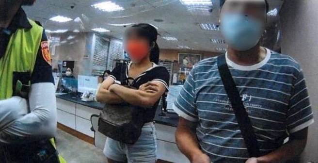 员警与行员合力劝阻两人提领鉅款，防止发生诈骗案件。（翻摄照片／林郁平台北传真）