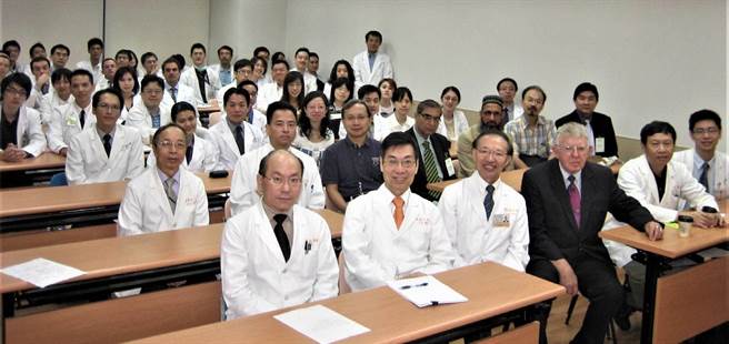 長庚醫院第1任院長羅慧夫（前排右3），其學生已在台灣各角落開枝散葉，發光發熱。（長庚醫院提供／林周義台北傳真）
