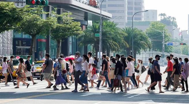 桃園市強化二級23日宣布結束，改為二級防疫警戒。（示意圖，黃子明攝）