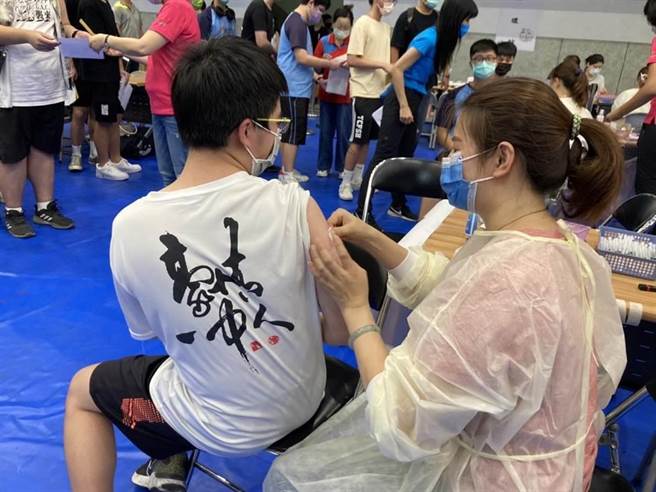 台中市政府23日起率續安排國、高中生BNT疫苗施打。（本報資料照片）