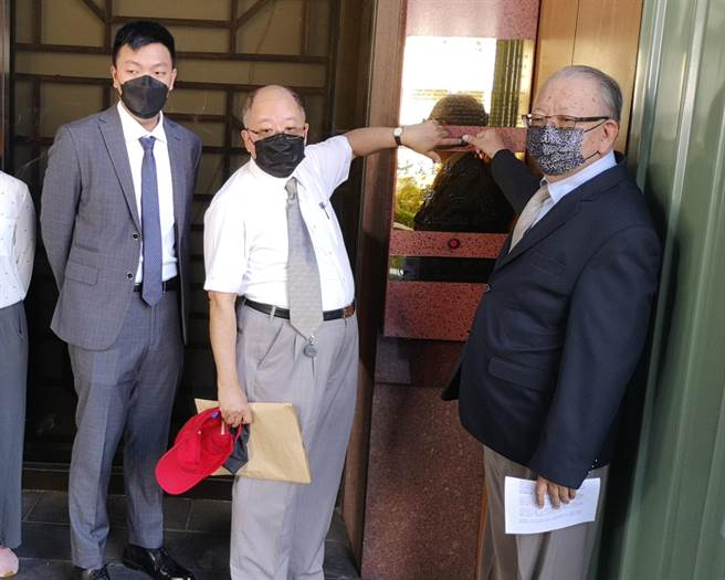 台苯公司现任董事黄柏豪（左起）、徐定睿、刘正元24日赴台北地检署按铃，告发董事长林文渊与时任总经理陈柏元特别背信。（黄捷摄）