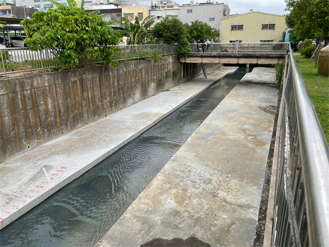 新北市莺歌凤鸣地区周边的东门溪因常有废水淤积，又没有加盖，导致恶臭味四散，为了改善东门溪恶臭问题，新北市水利局6月进场施工，将沟渠改造为子母沟，近期完工，恶臭问题大幅改善。（水利局提供）