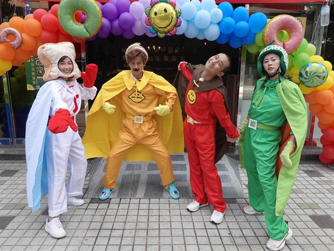 篮篮、阿翔、浩子与张棋惠cosplay麵包超人。（民视提供）