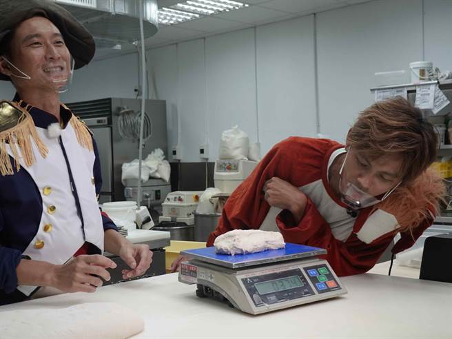 阿翔（右）、浩子体验做咸派。（民视提供）