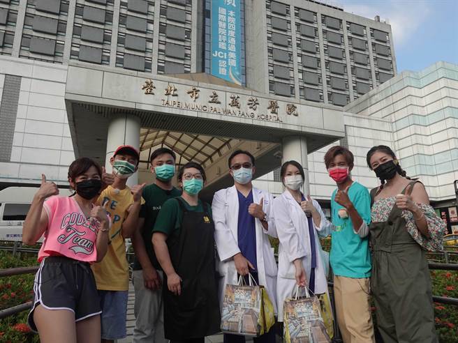 录影结束后，大伙送麵包去医院给医护人员。（民视提供）