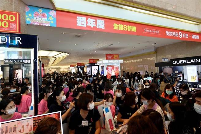 五倍券10月8日登场，新光三越将首波6店周年庆延后至10月7日开打，趁此打造「史上最划算的周年庆」。（新光三越提供）