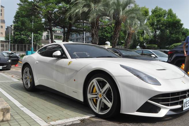 法拉利F12 Berlinetta新车价1761万元，行政执行署变价最低起标价仅646万。(行政执行署提供／林欣仪台中传真)