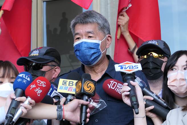 張亞中上午到國父紀念館參加支持者自辦的選前造勢，在藍天行動聯盟、空軍官校校友總會等深藍支持者簇擁下，高喊「國民黨是年輕人的政黨」。（趙婉淳攝）