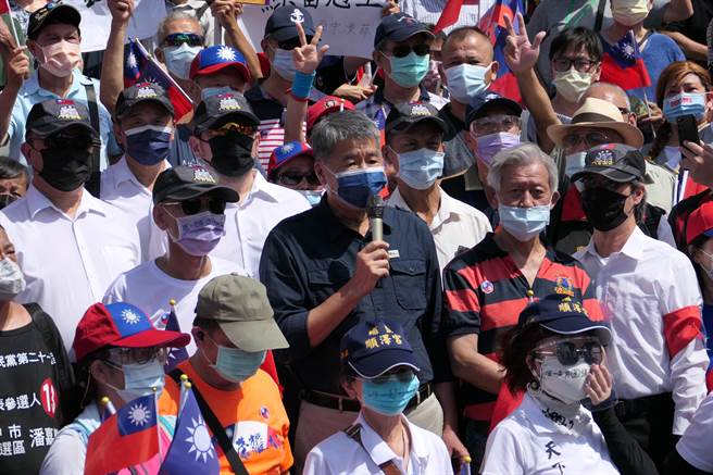 張亞中上午到國父紀念館參加支持者自辦的選前造勢，在藍天行動聯盟、空軍官校校友總會等深藍支持者簇擁下，高喊「國民黨是年輕人的政黨」。（趙婉淳攝）