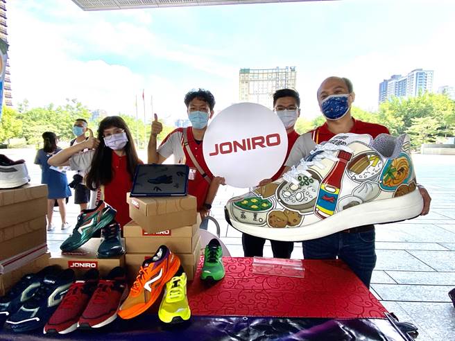 台中市在地厂商创新设计，研发生产充满台中味的球鞋，结合创意文化以插画呈现，标记「我吃过的就是我走过的」成全场焦点之一。（卢金足摄）  