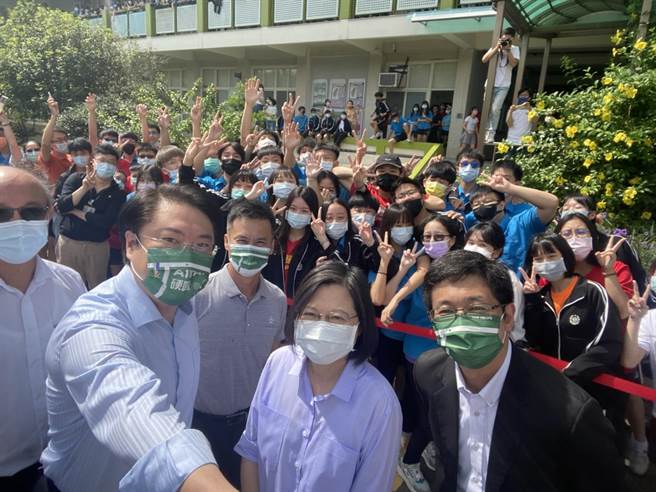 总统蔡英文今天到基隆高中视察，允诺打造基隆高中为青少年羽球训练中心。（基隆市政府提供／杨亚璇基隆传真）