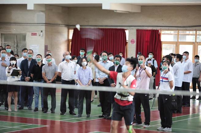 总统蔡英文今天到基隆高中视察，允诺打造基隆高中为青少年羽球训练中心。（基隆市政府提供／杨亚璇基隆传真）