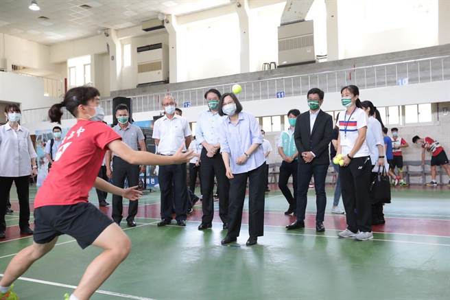 总统蔡英文今天到基隆高中视察，允诺打造基隆高中为青少年羽球训练中心。（基隆市政府提供／杨亚璇基隆传真）