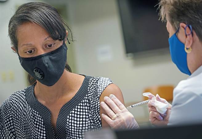 美国疾病管制暨预防中心（CDC）顾问小组建议施打疫苗追加剂。(图／美联社)