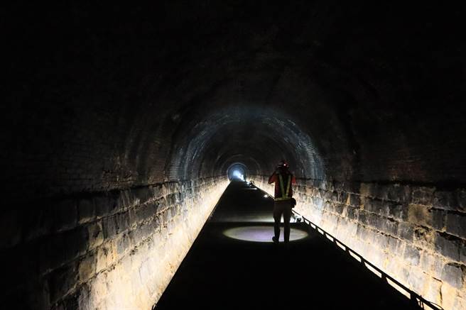 三貂岭隧道自行车道是全国首座採钢筋作为车道铺面的案例，将尘封近40年的旧三貂岭隧道结合自行车道与既有道路，活化废弃建物改建为休憩节点。（新北市工务局提供）