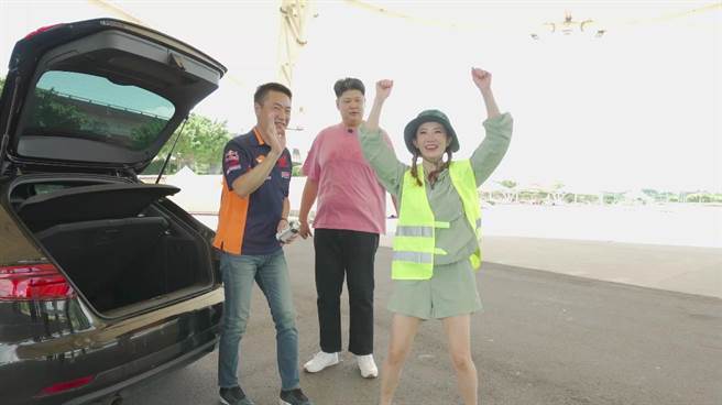 谢忻（右）示范爆胎当天警示后方来车的夸张动作，让雷尼（左）及哈孝远看傻眼。（TVBS提供）