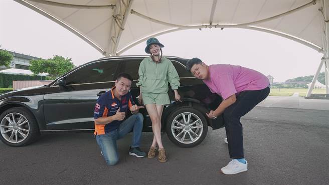 谢忻（中）于节目中分享爆胎事件的情况，并与主持人哈孝远（右）学习雷尼传授的换轮胎技巧。（TVBS提供）