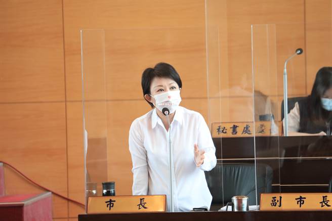 台中市長盧秀燕強調，五都都使用振興券抽商品券，高雄市還要花5000元才能拿到1000元高雄券，只有台中市抽現金。（盧金足攝）