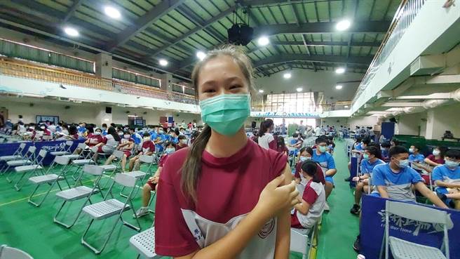 斗六国中学生恩雅说，她昨晚早点睡、喝很多水，今天早上吃很多，轮到她打的时候超紧张，不过打完都没感觉，像打流感疫苗一样。（周丽兰摄）