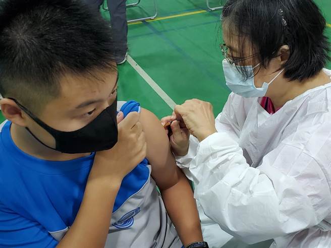 云林县学生最多的斗六国中今（24日）开打BNT疫苗。（周丽兰摄）