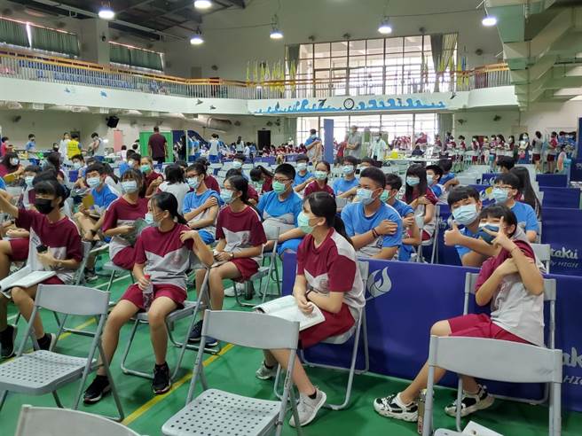 学生们接种完在观察区休息，大多表示没感觉。（周丽兰摄）