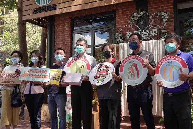 行政院农业委员会农粮署东区分署24日在台东农渔物产馆举办「国产杂粮创意料理」活动，邀请厨师制作成健康佳肴。（蔡旻妤摄）